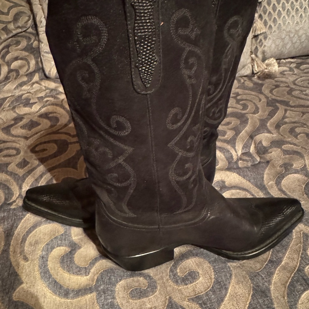 Elegant Black Heeled Boots